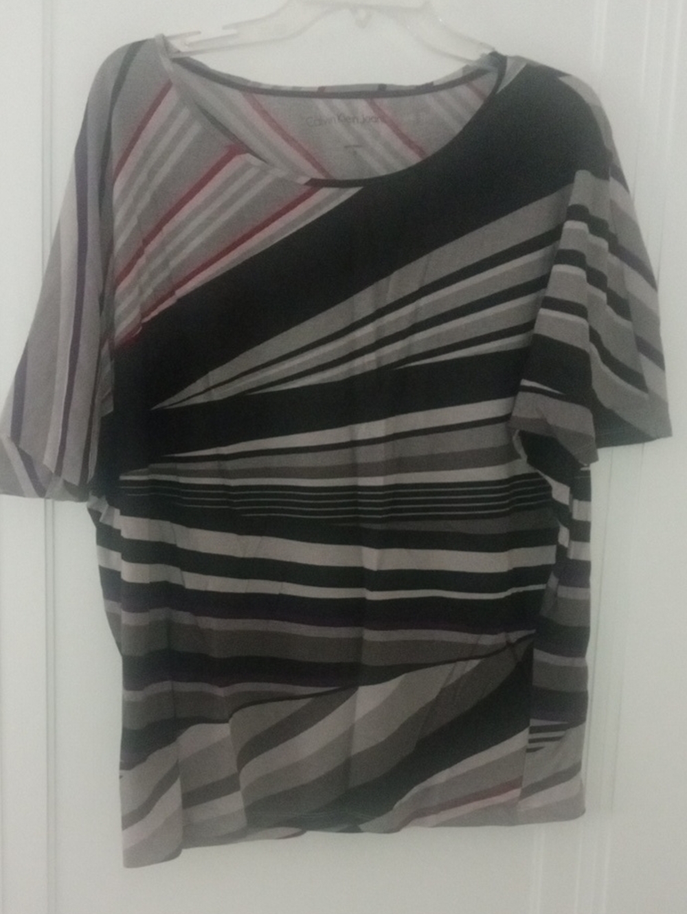 women xl short sleeve Calvin Klein top, gray black with some purple accent